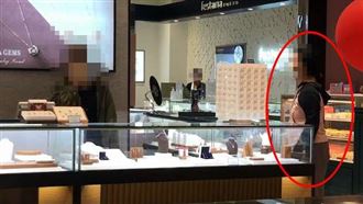 大媽搞丟項鍊　拍桌罵櫃姐：全家死光