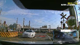 轎車硬闖平交道　網驚呼：根本在玩命