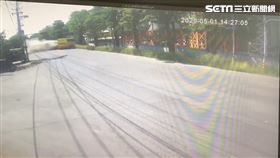 嘉義砂石車擦撞新營客運車禍監視器畫面曝光。（圖／翻攝畫面）