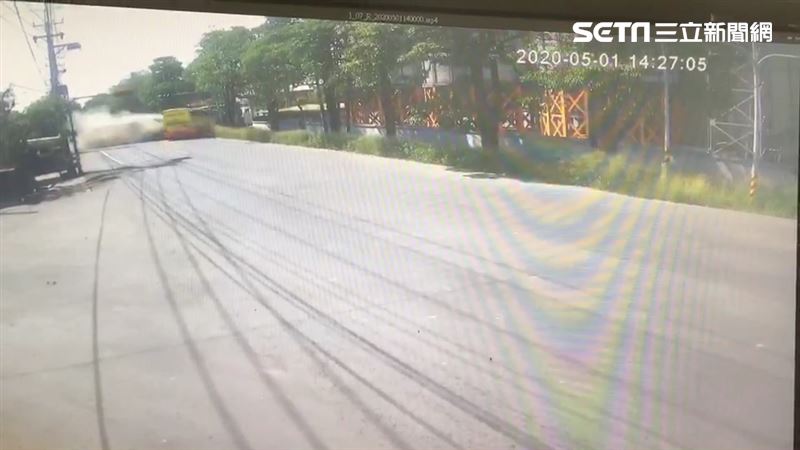 司機低頭撿物　砂石車撞客運畫面曝光