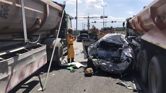 新／屏東砂石車夾擊轎車⋯車尾全爛了