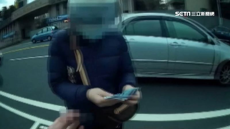 財從天降！女騎車忘拉拉鍊竟灑萬元鈔