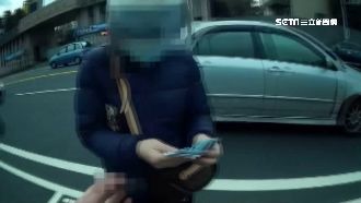 財從天降！女騎車忘拉拉鍊竟灑萬元鈔