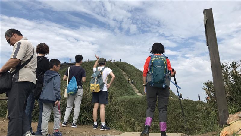 抹茶山人潮湧現　停車場啟動管制