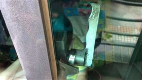 陽台澆花！調皮「手一扳」母被反鎖　1歲半娃狂哭竟救了她（圖／翻攝自爆廢公社）