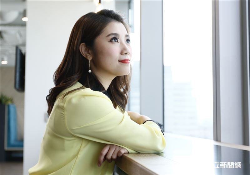 主播葉芷娟近日暫離主播台，轉戰網路股市直播節目「股市小葉問」主持人。（圖／記者林聖凱攝影）
