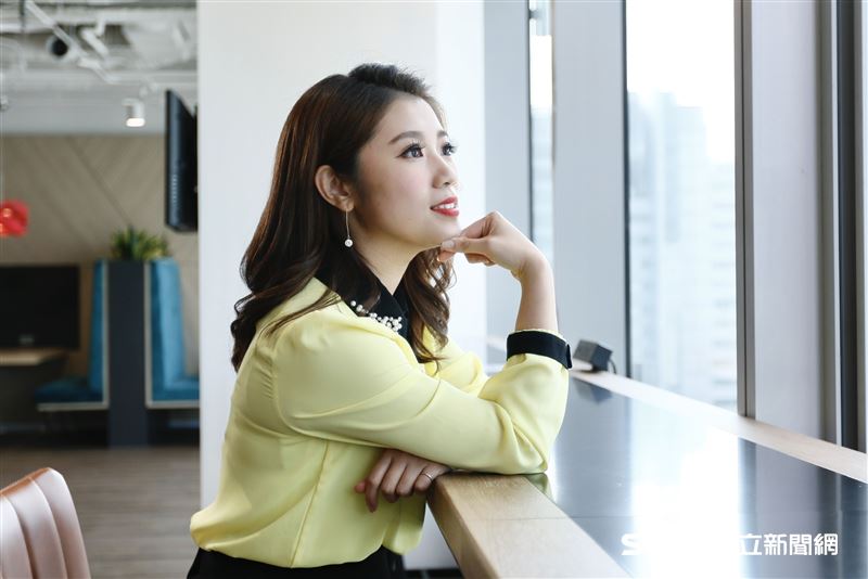 主播葉芷娟近日暫離主播台，轉戰網路股市直播節目「股市小葉問」主持人。（圖／記者林聖凱攝影）