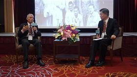 劉一峰暢談來台生活國立自然科學博物館出版「台灣東海岸的法國牧者」一書，收錄17名神父在台奉獻的故事，2日在花蓮舉行首場新書發表會，玉里天主堂神父劉一峰（左）暢談來台生活。右為科博館長孫維新。中央社記者張祈攝　109年5月2日