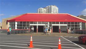 為避免疫情擴散  美國祭出居家令為避免疫情擴散，全美3/4州實施居家禁令，呼籲民眾非必要不得外出，湧入大賣場的民眾也大幅減少。中央社記者江今葉華盛頓攝  109年4月14日