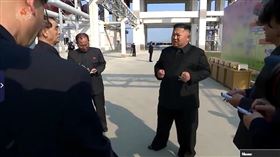 北韓領導人金正恩神隱多日後，官媒2日刊出他1日出席一家肥料工廠竣工典禮的報導及影片。（圖／翻攝自北韓中央電視台網頁uriminzokkiri.com）
