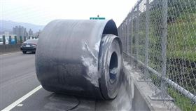 湯男駕駛拖板車行經萬瑞快速道路，車上巨型鋼卷突然掉落釀禍。（圖／翻攝臉書《基隆人大小事》）