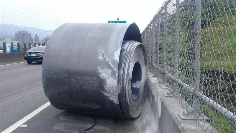 拖板車鐵鍊突斷裂　巨型鋼卷肆虐道路