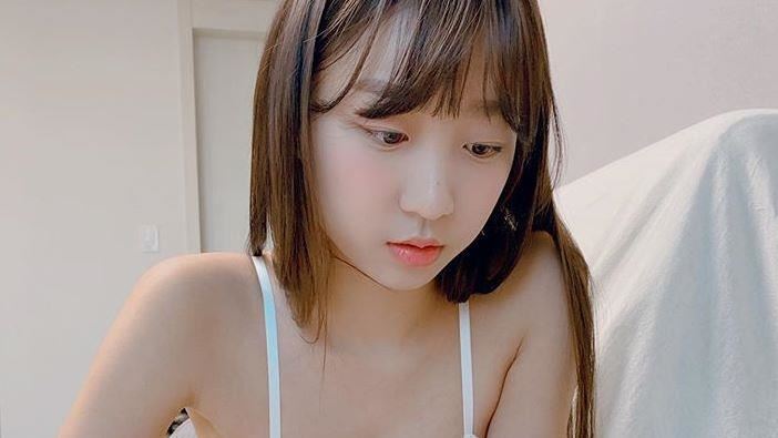 正妹樂玩動森　白皙雙乳無防備露出