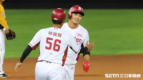 樂天桃猿朱育賢開轟。（圖／記者劉彥池攝影）