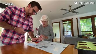 失智母狂問 兒不離不棄耐心回應