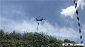 高雄美濃森林大火，陸軍直升機空中滅火25趟。（圖／陸軍航特部提供）