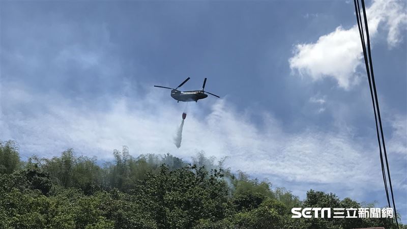 陸航CH-47出動　助美濃森林滅火
