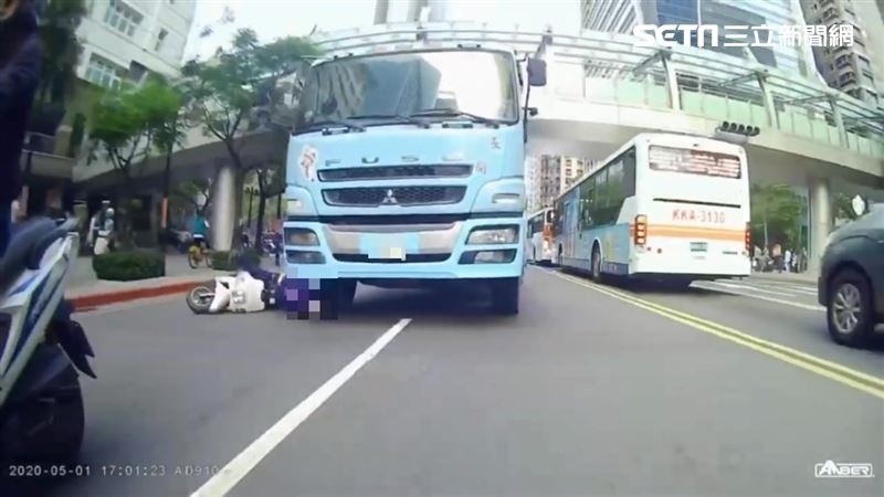 慎入！水泥車「硬擠」外車道輾斃婦人