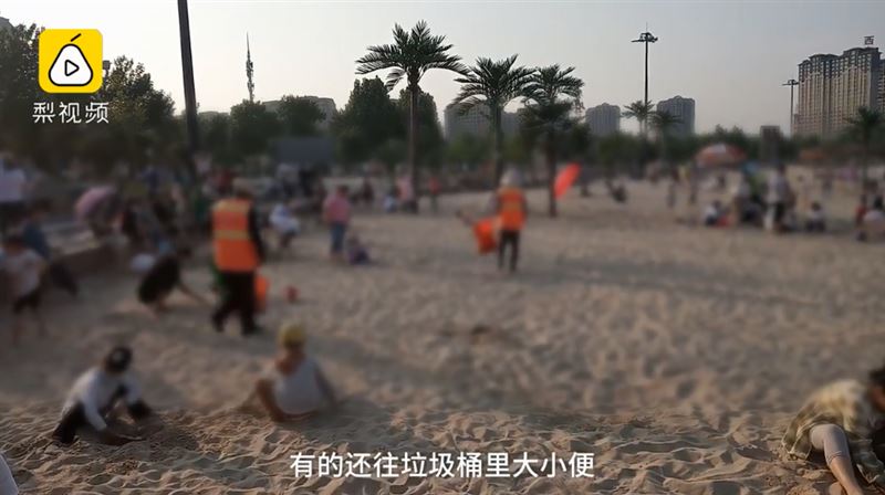 陸客擠爆沙灘　還有人朝垃圾桶小便
