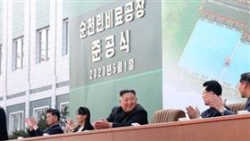 金正恩5/1現身照片曝光！台上燦笑拍手　金與正坐一旁（圖／翻攝自推特）