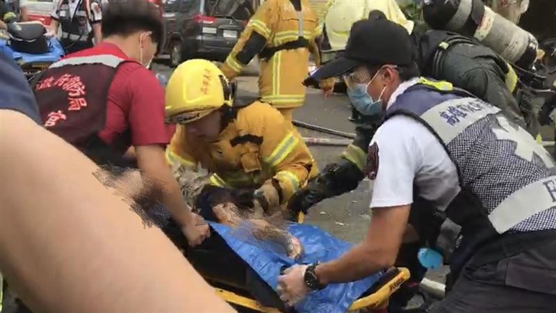夫妻肉身緊抱3幼子　擠窗邊求救喪命