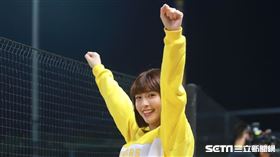 中信兄弟啦啦隊Passion Sisters峮峮、貴貴看台應援。（圖／記者劉彥池攝影）