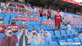 桃園棒球場閉門比賽假人應援。（資料圖／記者王怡翔攝影）