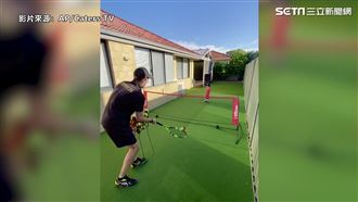 網球教練開課　兩歲兒子扮演人形立牌