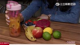 有業者推出用外送平台點果汁手搖飲食材，搭配搖搖杯一次打包送到府，讓民眾不用出門，在家也能DIY手搖飲，喝出健康。