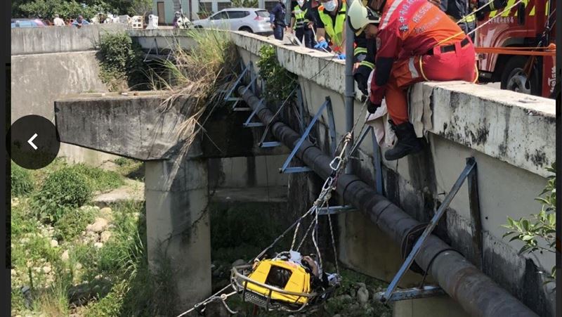 13歲少女騎車載他　噴飛墜6米溪床