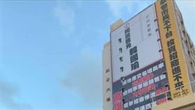 網友貼張吊車拆罷韓看板,現在05:35一大早要來偷拆？