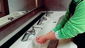 為因應武漢肺炎（COVID-19、新冠肺炎）疫情，國道各服務區109年4月1日起將全面提升防疫措施，除將公廁洗手台更換為感應式水龍頭，並調整出水量以提供用路人正確洗手服務外，亦配置紅外線熱像儀及額溫槍；此外，也會針對進入服務大廳民眾全面量測體溫，確保公共場站安全。（圖／高公局提供）