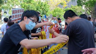高雄人瘋排！千條「罷韓黃絲帶」秒殺