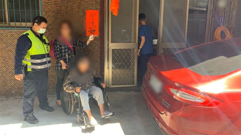 九旬嫗迷途呆坐路旁　海山暖警助返家