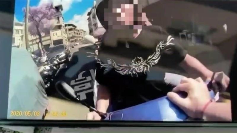屁孩違規又踹警車　被壓制才想到求饒