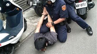 恐怖情人亮菜刀恐嚇　警包抄壓制逮捕