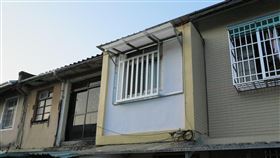 鐵窗
https://www.flickr.com/photos/eager/6947050781/in/photolist-bzTiMZ-bmYt2f-bmYCc9-bmYCkS-bzTiFP-bzTiLD-bmYygL-bzTrAP-bmYBCY-bzTrnX-bmYBfE-bzTshk-bzTsaB-bmYvC3-bzTmFc-bzTp14-bmYvPq-bmYvH1-bmYvtA-bmYt