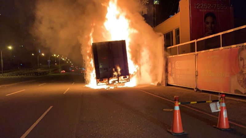 台中市驚傳火燒車意外　駕駛逃生無恙