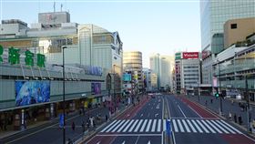 東京宅在家週首日　新宿車站周邊人潮銳減為防武漢肺炎疫情擴大，東京處於緊急事態，政府勸民眾少出門。25日下午3時在東京新宿車站周邊民眾外出情況，較1月至2月中旬的假日平均值減少了78.9%。中央社記者楊明珠東京攝　109年4月26日