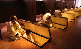 躺棺、拍遺照與肉體告別…仁德醫專死亡體驗課通過才畢業