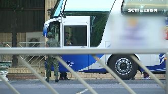 367官兵解除隔離　運輸車隊載回家