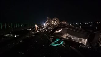 男自撞護欄　下車遭撞斷頭畫面曝光！