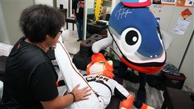 萊恩受傷調整，魚頭君在一旁觀看。（圖／統一提供）