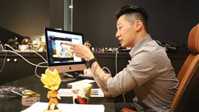 無黨籍立委林昶佐剪去24年長髮。（圖／翻攝自林昶佐臉書）