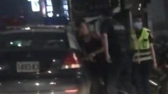 新北警再傳執法過當！警連毆醉男9拳