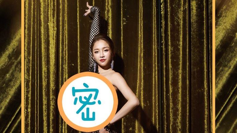 女星秀12萬洞洞舞衣　近看根本全裸