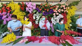 屏縣府母親節推線上花藝教學助農民（2）屏東縣政府搭配母親節舉辦「花卉美育教學萬名學童做花束送母親活動」，4日辦記者會宣傳，縣長潘孟安（右2）說，因武漢肺炎（2019冠狀病毒疾病、COVID-19）疫情，讓花卉外銷市場受挫，推出3種花藝線上教學，盼協助花農度疫情難關。中央社記者郭芷瑄攝  109年5月4日