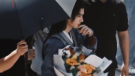 王一博上週剛殺青戲劇《有翡》拍攝，到哪都被粉絲跟拍。（圖／翻攝自微博）