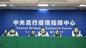 0504，CDC，，中央流行疫情指揮中心 
張上淳 專家諮詢小組召集人
中央流行疫情指揮中心 陳時中 指揮官
中央流行疫情指揮中心 陳宗彥 副指揮官
中央流行疫情指揮中心 莊人祥 發言人
國防部副部長 張哲平 上將
國防部軍醫局長 陳建同 中將
國防部發言人 史順文 少將