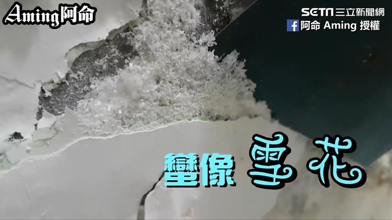 DIY除壁癌　刮掉牆面見黴菌爆出來